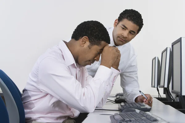 Dois homens de negócios na mesa na frente do computador — Fotografia de Stock