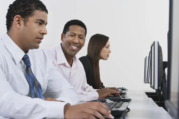 Negócios na mesa do computador — Fotografia de Stock