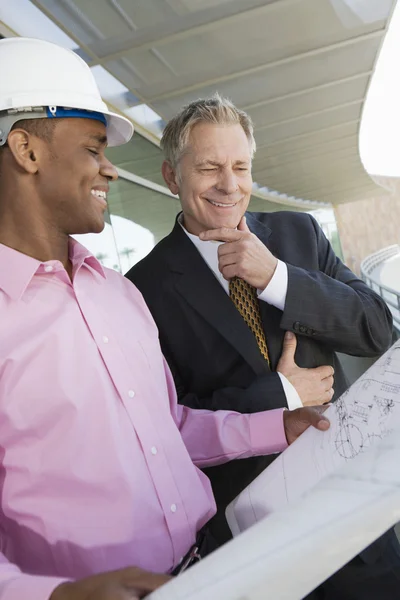 Businessman And Architect Looking At Blueprint — Stock Photo, Image