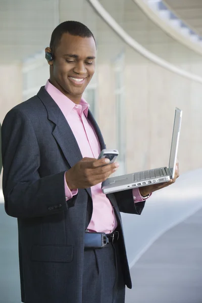 Affärsman med mobiltelefon — Stockfoto