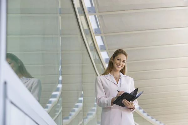 Businesswoman Writing In Planner — Stock Photo, Image