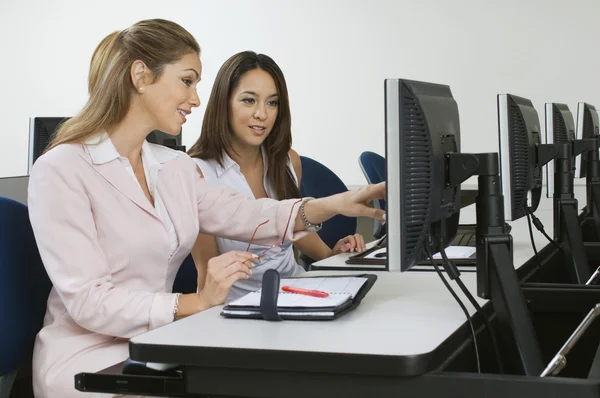 Leidinggevenden zitten in computer klas — Stockfoto