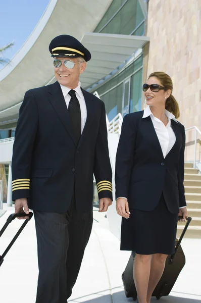 Pilot und Flugbegleiter vor dem Gebäude — Stockfoto