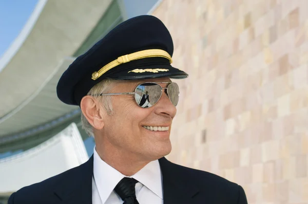 Piloto da companhia aérea fora do edifício — Fotografia de Stock