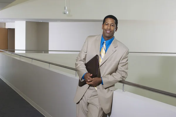 Zakenman permanent door balustrade in office — Stockfoto