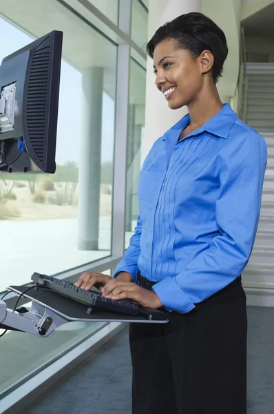Kobieta za pomocą Internetu na komputerze — Zdjęcie stockowe