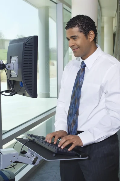 Homem de negócios usando a Internet no computador — Fotografia de Stock