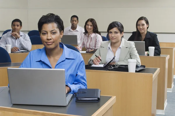 Negocios que trabajan en la oficina — Foto de Stock