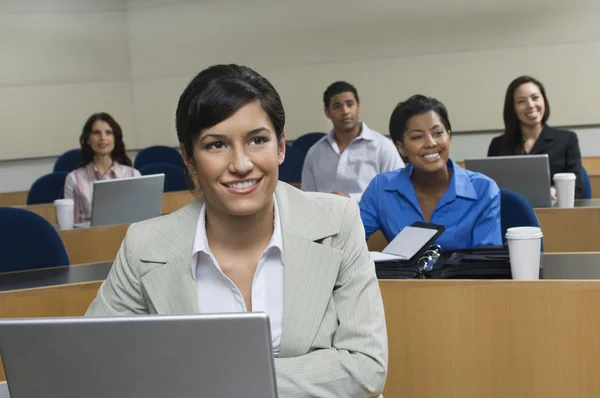 Empresária em apresentação com colegas — Fotografia de Stock