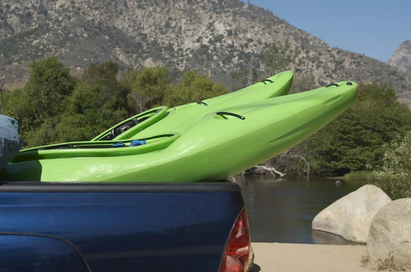 Kayaks en camioneta pick-up —  Fotos de Stock