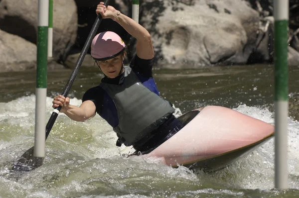 Žena whitewater kayaking — Stock fotografie