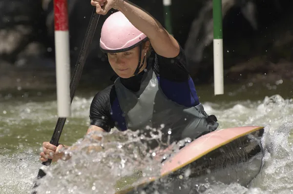 Молода жінка Whitewater каякінг — стокове фото