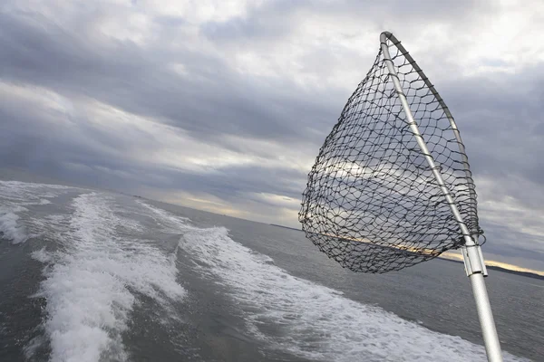 Rede de pesca nas costas do barco em excesso de velocidade — Fotografia de Stock