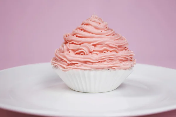 Rosa cupcake på tallrik — Stockfoto