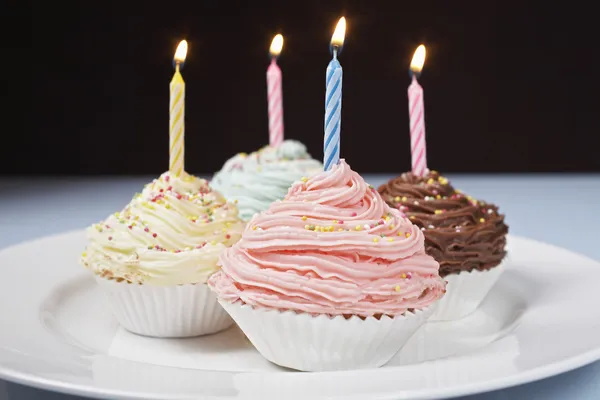 파스텔 컵 케이크 접시에 생일 초 — 스톡 사진