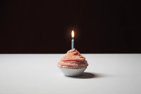 Cupcake único com vela de aniversário — Fotografia de Stock