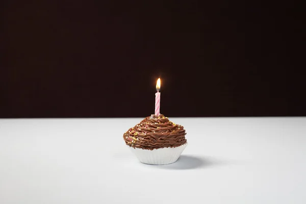 Cupcake único com vela de aniversário — Fotografia de Stock