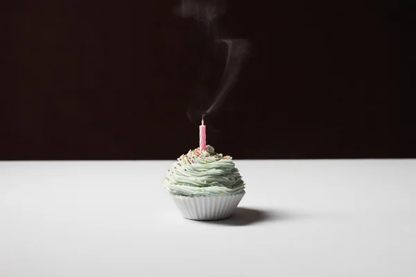 Sönmüş doğum günü mumu ile tek cupcake — Stok fotoğraf