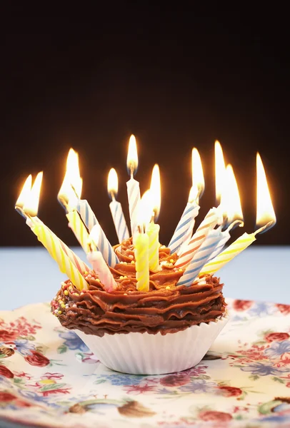 Cupcake singolo con candele di compleanno — Foto Stock