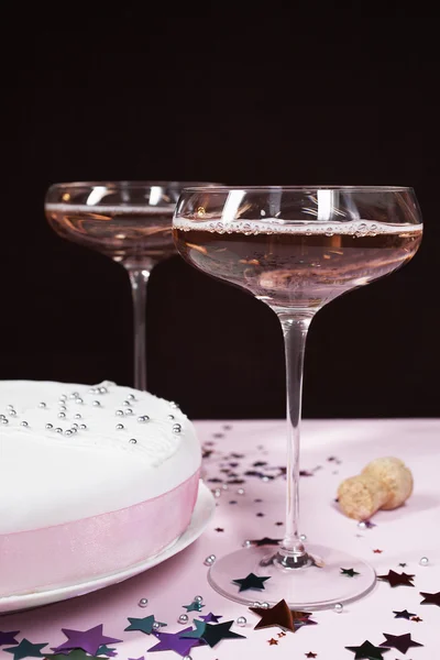 2 つのシャンパン グラスとケーキ — ストック写真