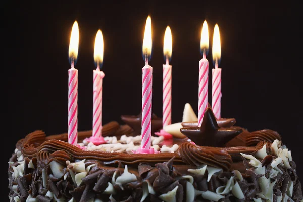 Bolo de aniversário com velas acesas — Fotografia de Stock