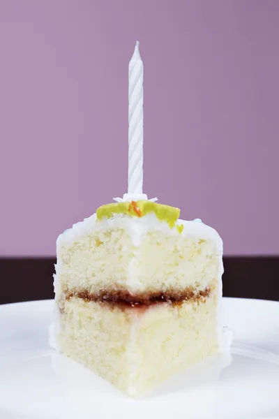 Rebanada de pastel con vela de cumpleaños — Foto de Stock