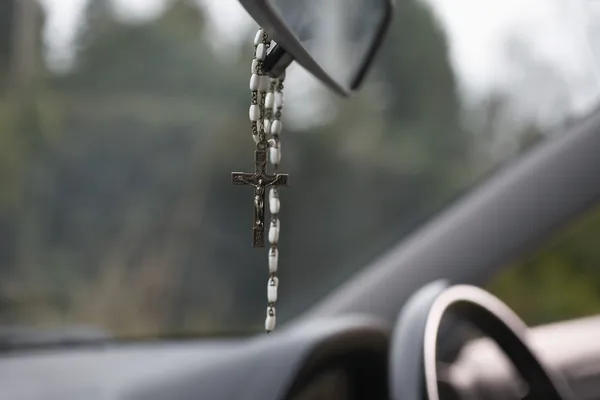 Radband pärlor hängande i bil — Stockfoto