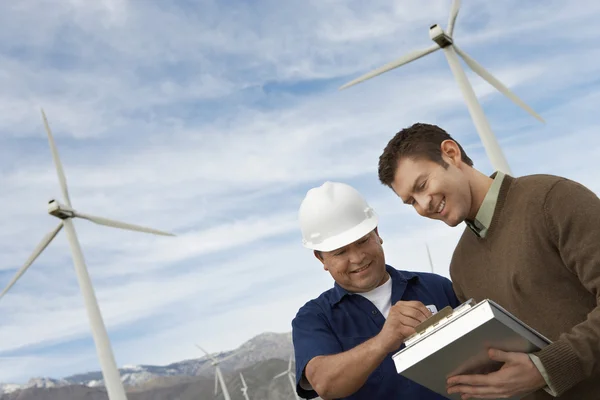 Inženýři pracující na větrné farmy — Stock fotografie