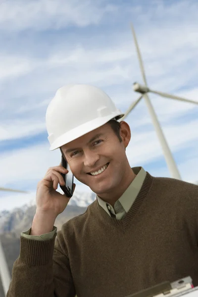 Mobiltelefon használata a szélerőmű mérnök — Stock Fotó