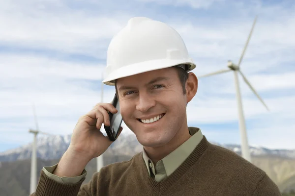 在风电场使用移动电话的工程师 — 图库照片