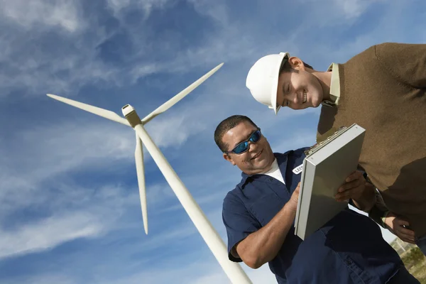 Ingenjörer som arbetar på wind farm — Stockfoto