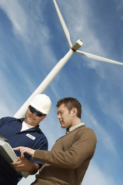 Ingenjörer som arbetar på wind farm — Stockfoto