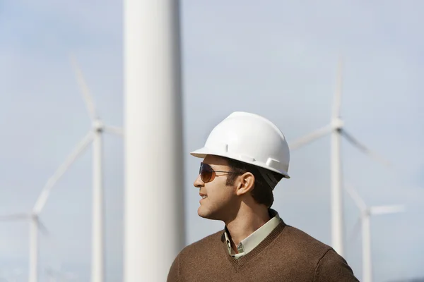 Engineer Wearing Hardhat At Wind farm — Stock Photo, Image