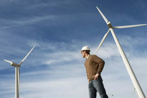 Ingenieur im Windpark — Stockfoto