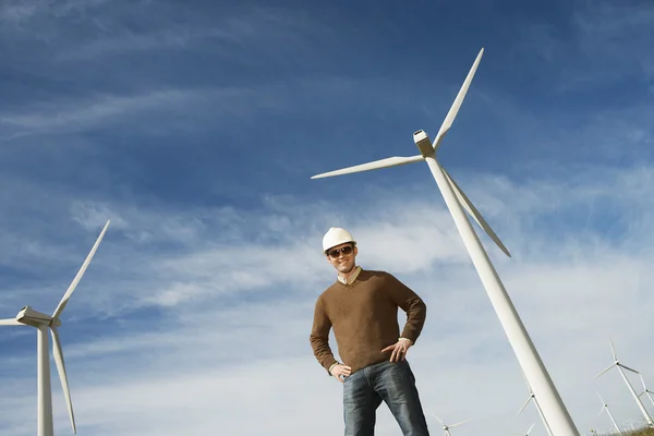 Ingénieur portant un casque au parc éolien — Photo