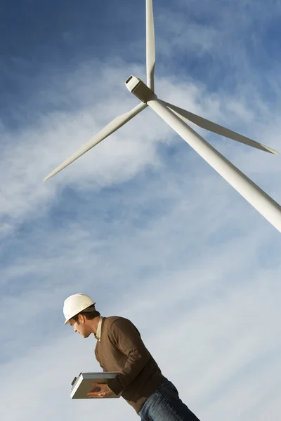 Ingeniero trabajando en el parque eólico — Foto de Stock