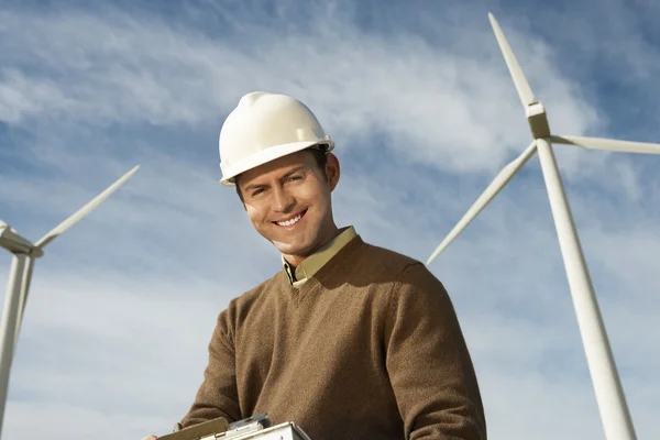 Joyeux ingénieur au parc éolien — Photo