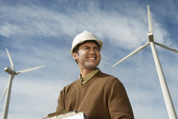 Inženýr v blízkosti turbín na větrné farmy — Stock fotografie
