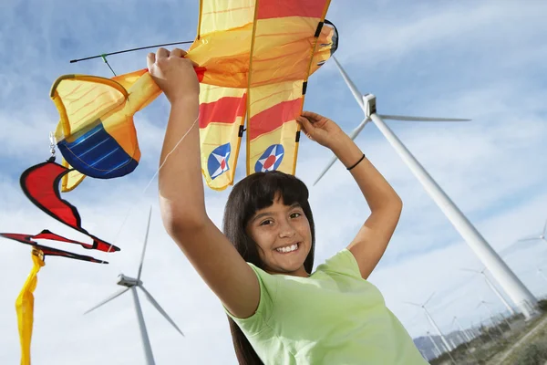 Flicka med flygplan kite på wind farm — Stockfoto