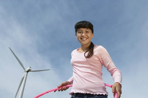 Menina segurando Hula Hoop na fazenda eólica — Fotografia de Stock