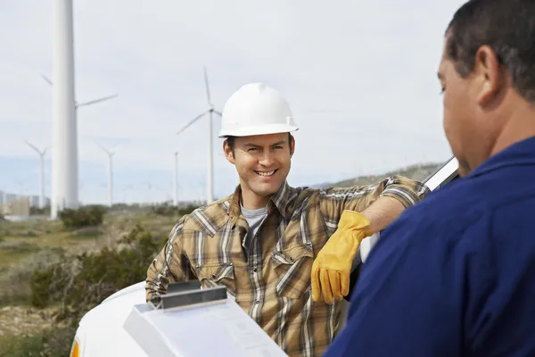 Инженеры на ветряной электростанции — стоковое фото