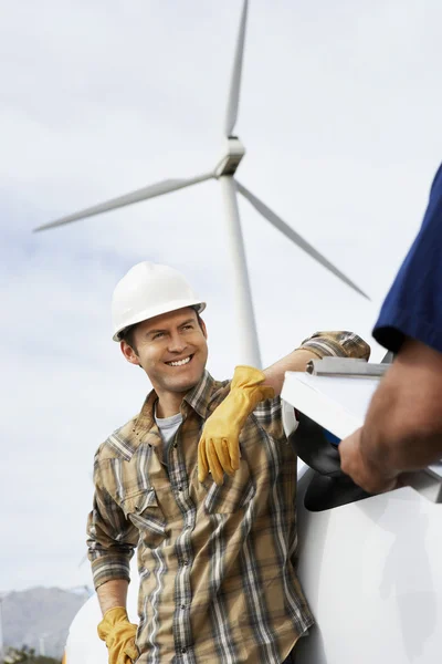 Ingenjörer nära vindkraftverk på wind farm — Stockfoto