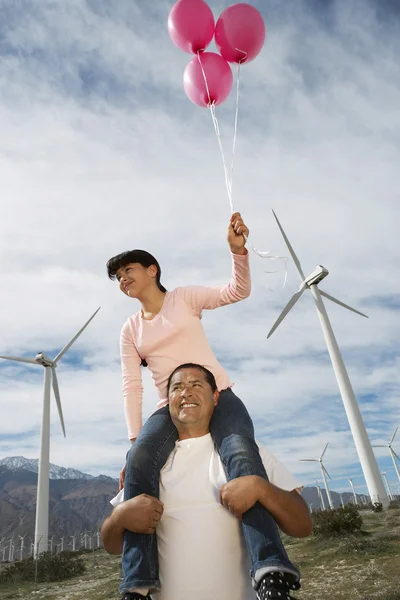 女孩坐在父亲的肩膀上，在风电场 — 图库照片