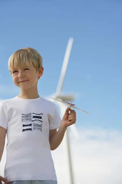 Pojke med leksak segelflygplan på wind farm — Stockfoto