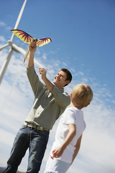 Padre e hijo jugando con cometa — Foto de Stock