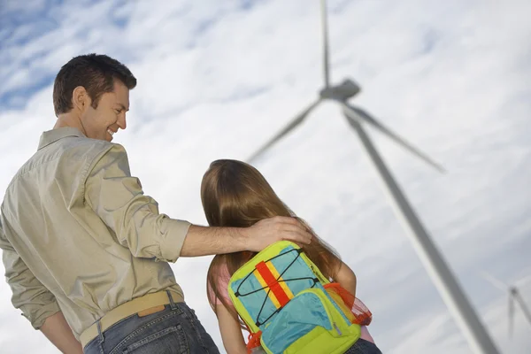 Vater umarmt Tochter bei Windpark — Stockfoto
