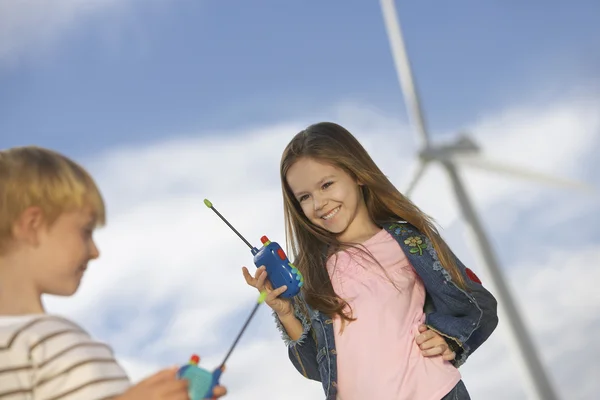 Garçon et fille jouer avec walkie-talkies — Photo