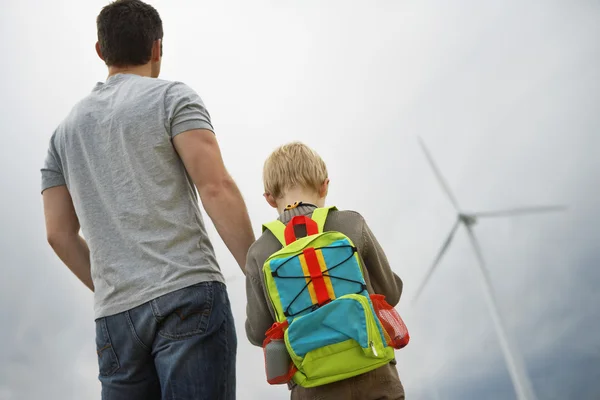 Vader en zoon op wind farm — Stockfoto