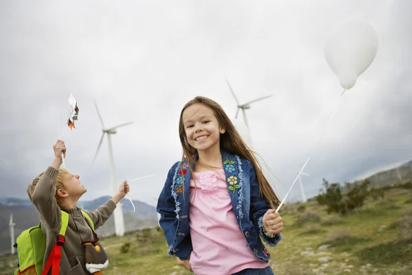 Garçon et fille jouant avec des ballons — Photo