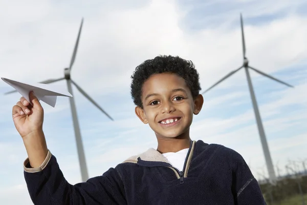 男孩在风电场玩纸飞机 — 图库照片